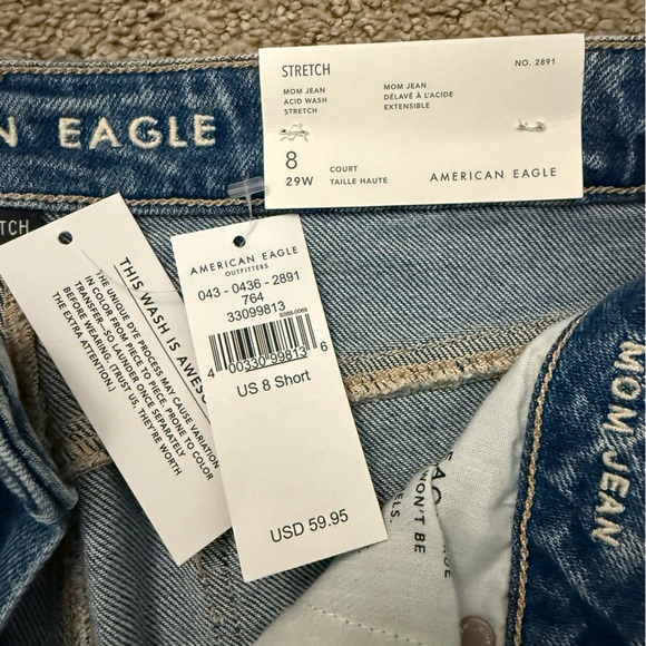 American Eagle Distressed Light Acid Washed Mom Jean -8 short - Picture 9 of 12